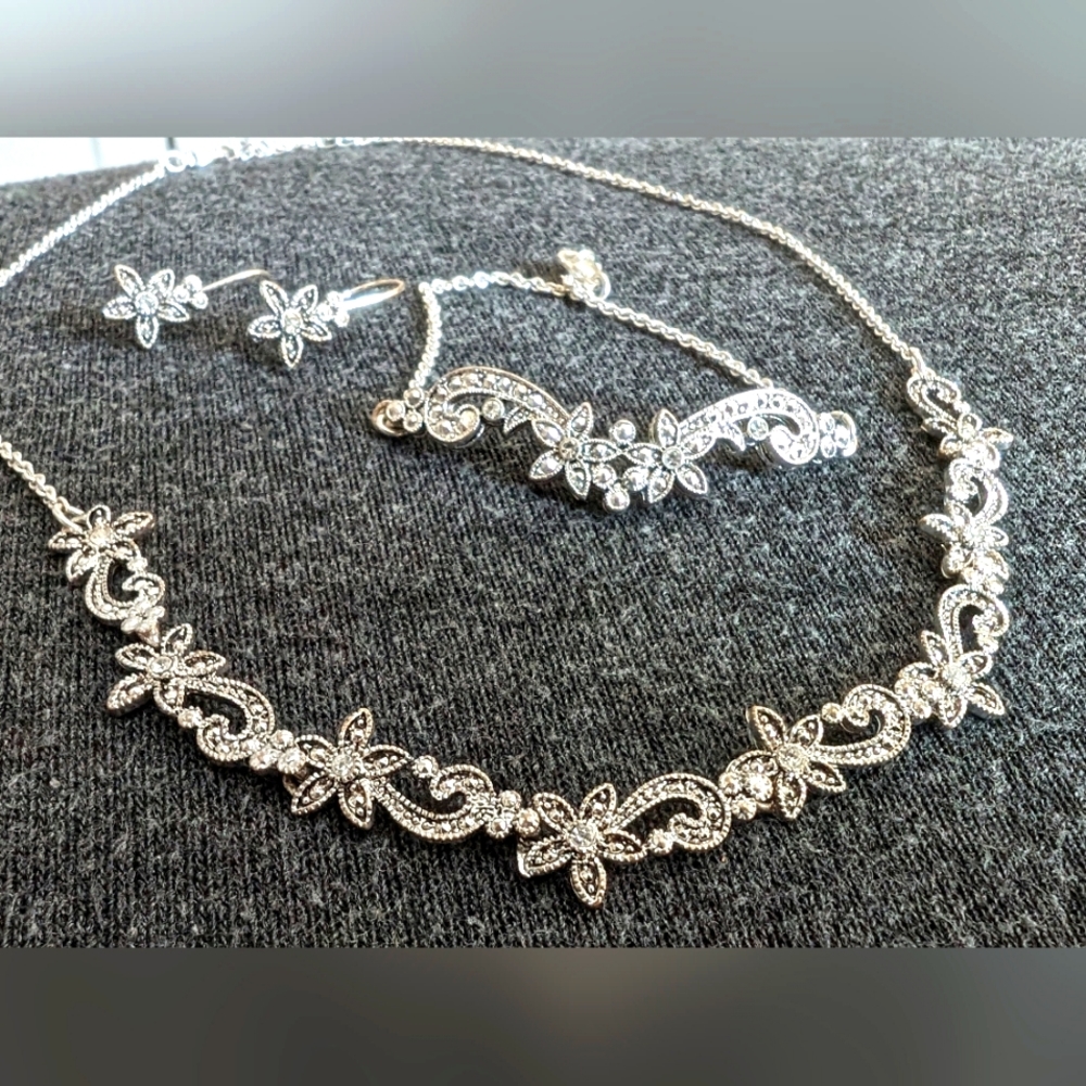 Vintage 4 piece Delicate Jewelry Set
